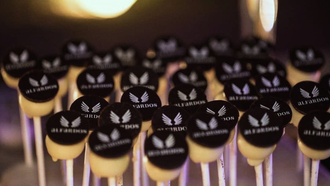 Cake pops with the Alfardos logo