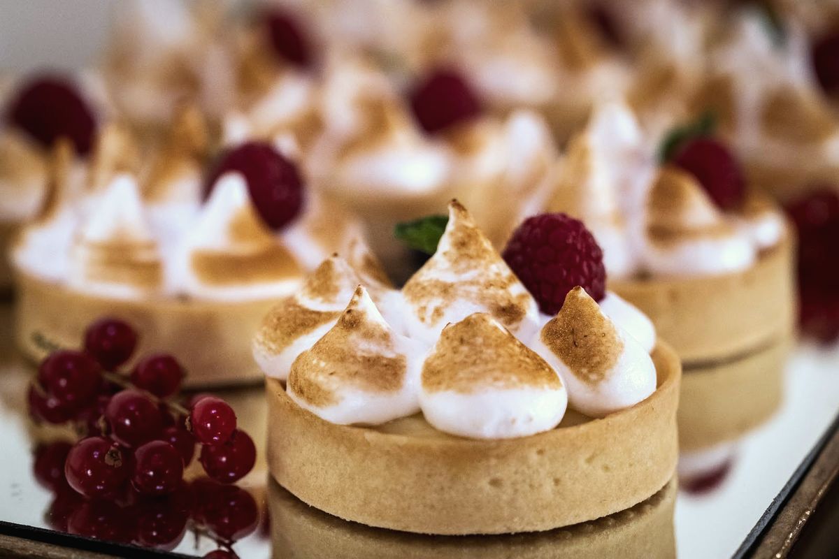 Meringue and raspberry tartlets